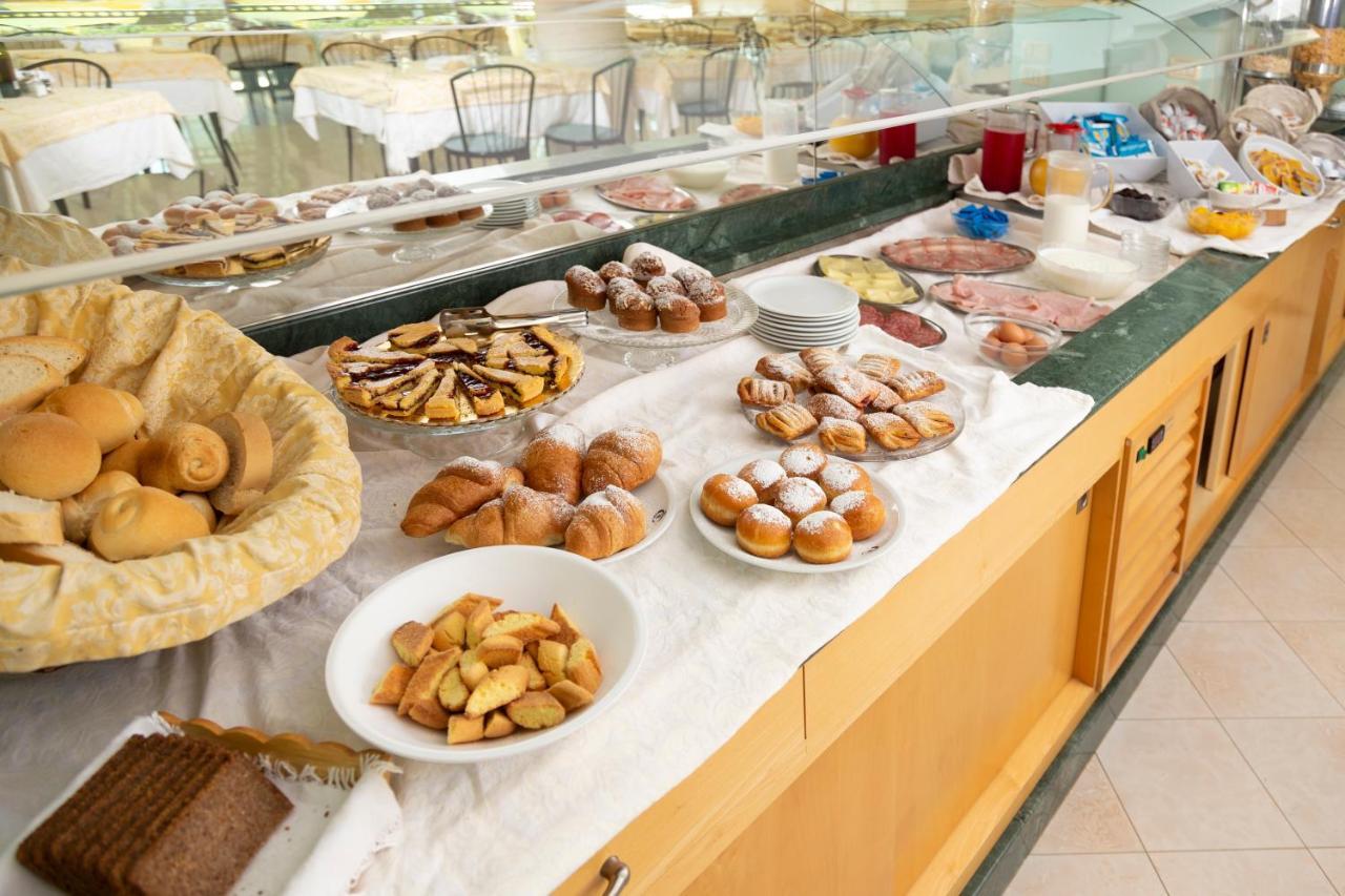 Hotel Caravel B&B Misano Adriatico Ngoại thất bức ảnh