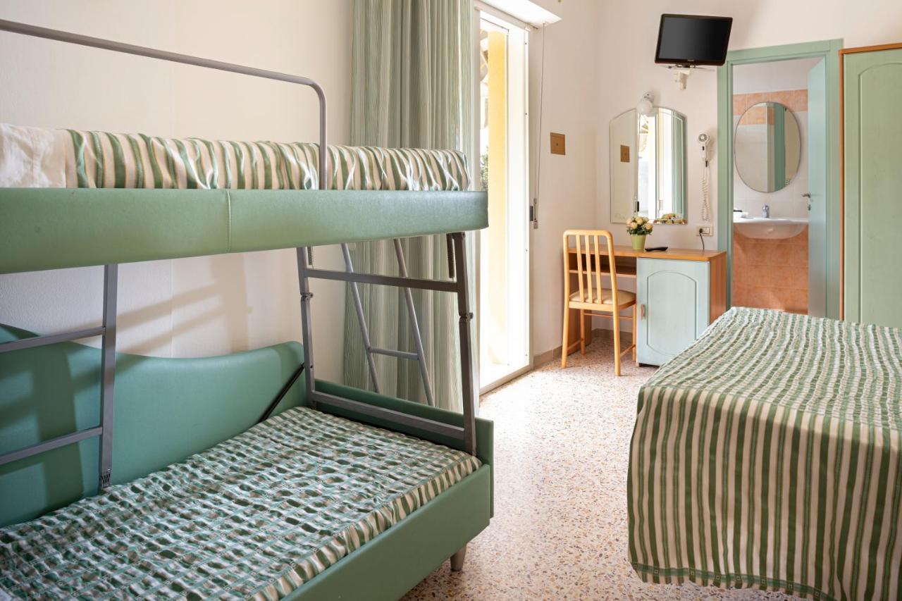 Hotel Caravel B&B Misano Adriatico Ngoại thất bức ảnh