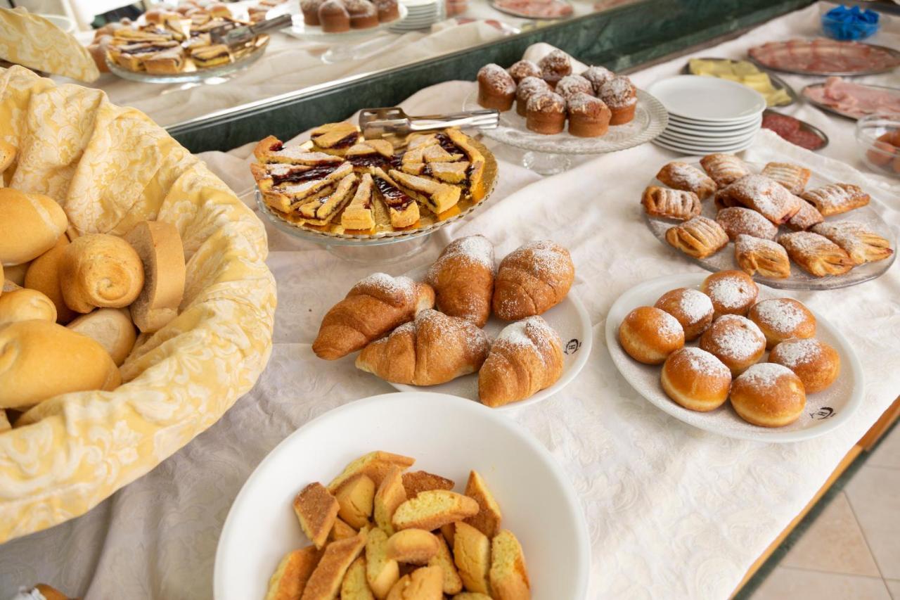 Hotel Caravel B&B Misano Adriatico Ngoại thất bức ảnh