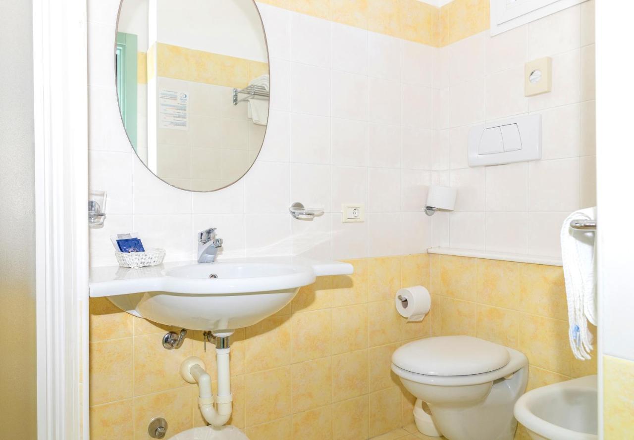 Hotel Caravel B&B Misano Adriatico Ngoại thất bức ảnh