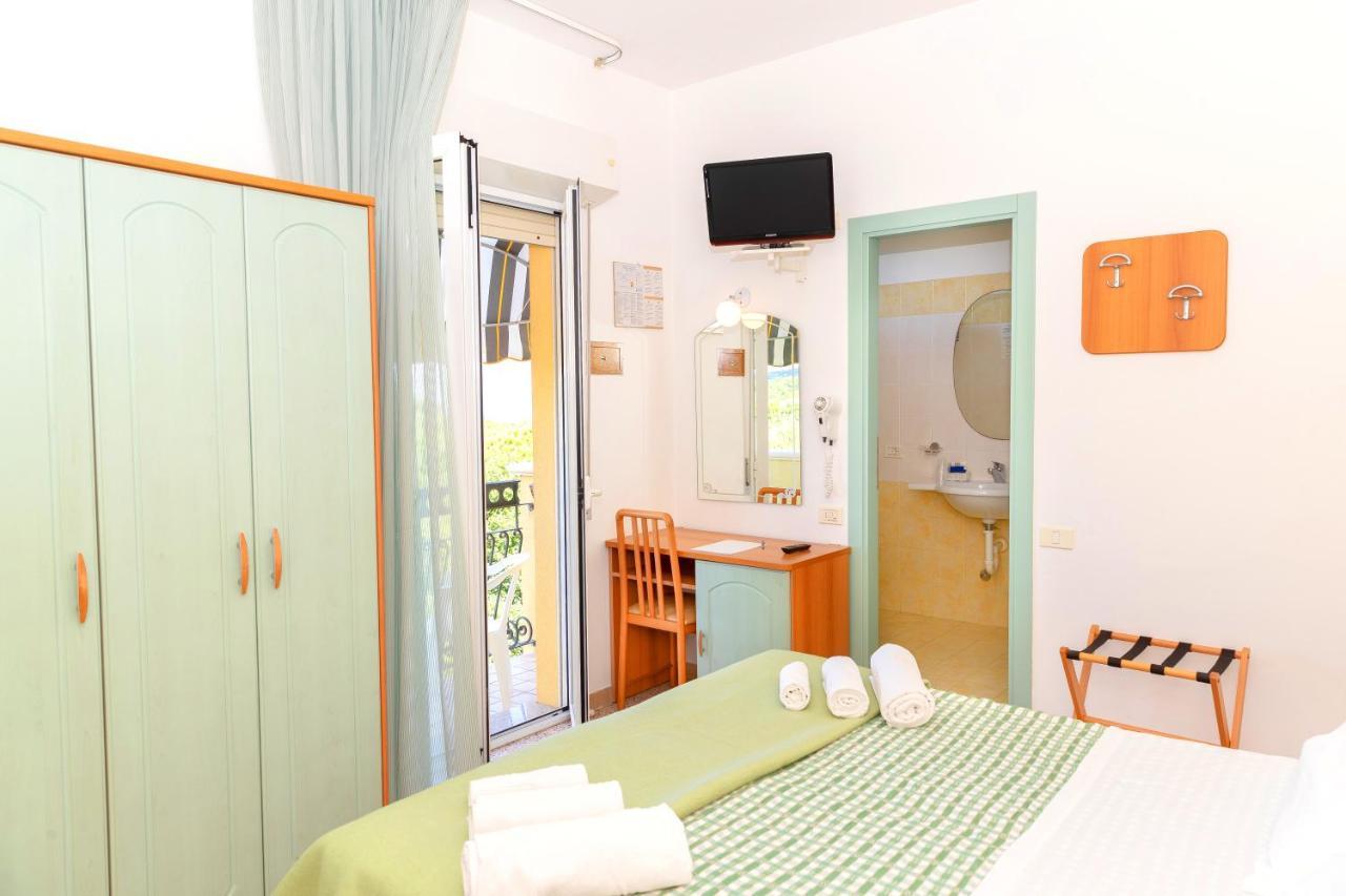 Hotel Caravel B&B Misano Adriatico Ngoại thất bức ảnh
